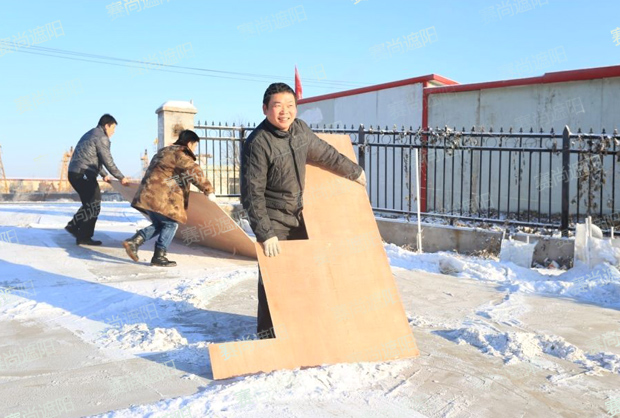 金總身先士卒，帶領(lǐng)大家除雪