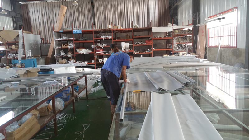 小石在安裝卷簾卷管 小石在安裝卷簾卷管