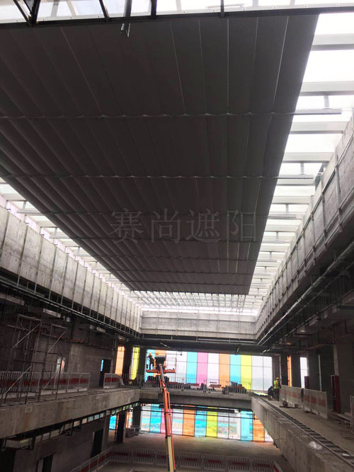 絲綢之路貿(mào)易產(chǎn)業(yè)中心采光頂電動(dòng)遮陽系統(tǒng)的安裝現(xiàn)場(chǎng)